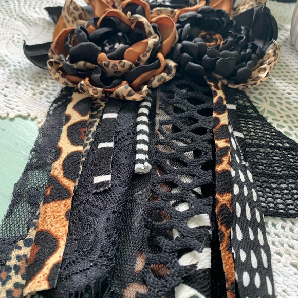 •|🖤Dre|• Handmade Flower Pin - Picture 3 of 4